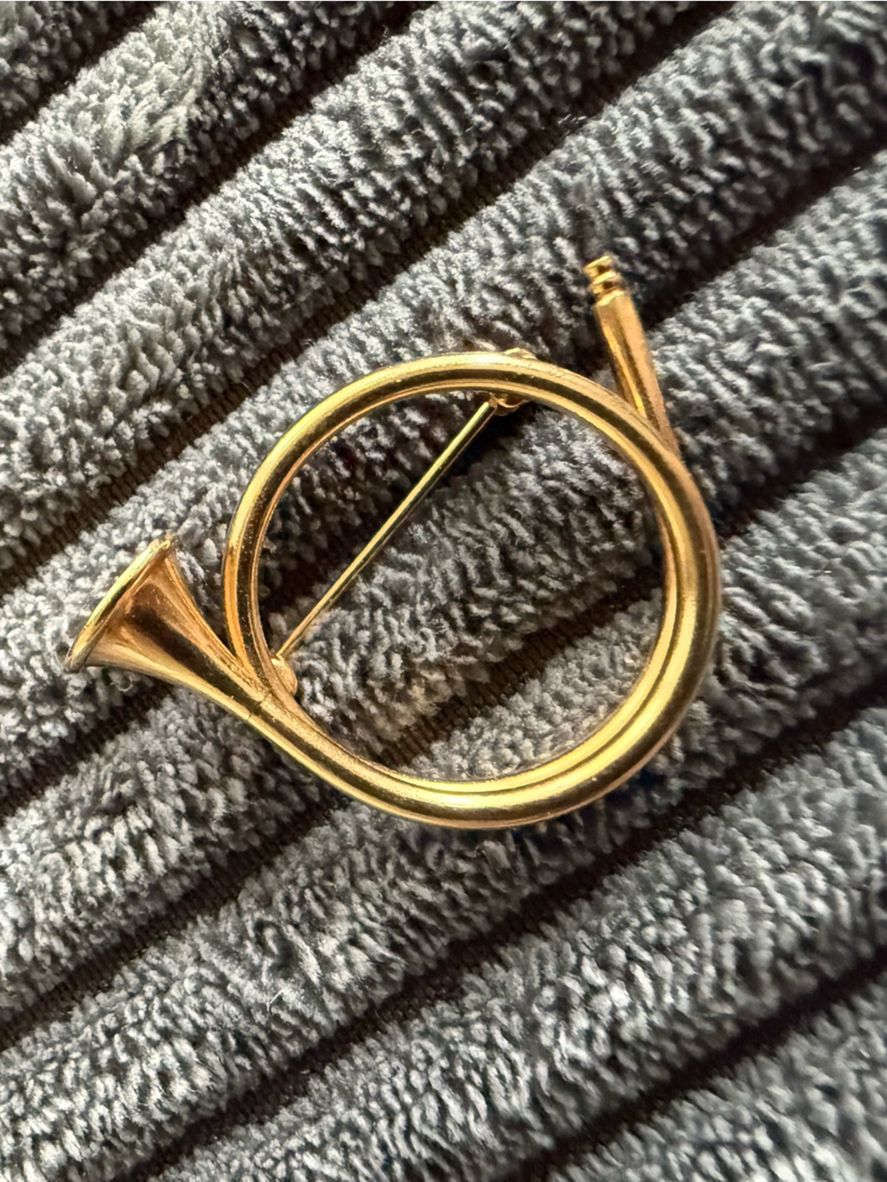 Gold-tone Horn Brooch Pin - Small Musical Accent